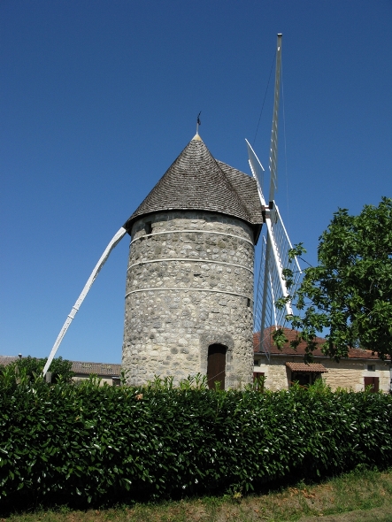 Le moulin du Télégraphe à Marmande, de côté, dans la rue
