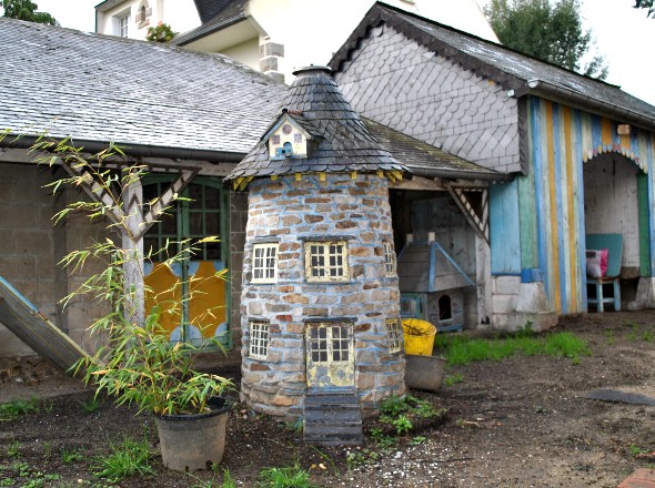 Moulin miniature dans la cour d'une proprit
