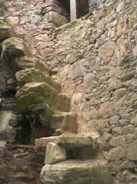 Escalier en pierre du moulin du Pontreau