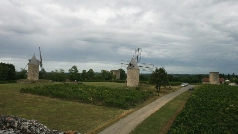 Vue panoramqiue de 4 moulins sur les 5 que compte la colline