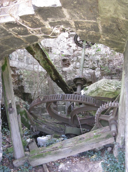 Des pices de mcanisme dans le moulin de Raincheval