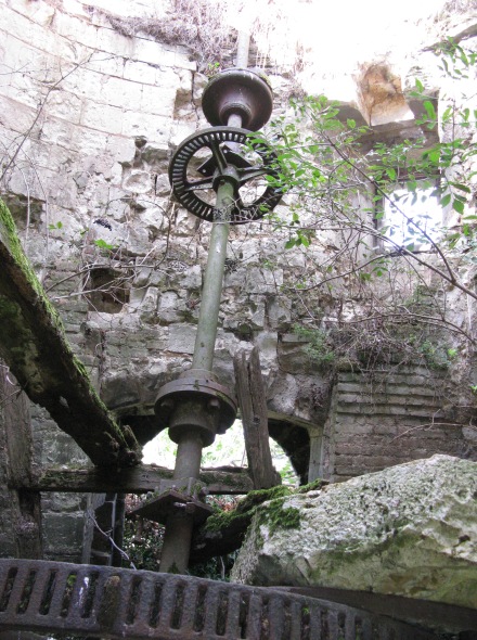 Des pices de mcanisme dans le moulin de Raincheval, partie de l'ancien arbre Berton