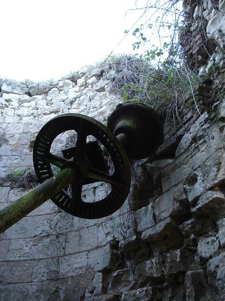 Ancien axe reposant sur le mur