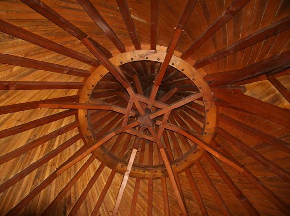 Intérieur du toit du moulin De Tavalo