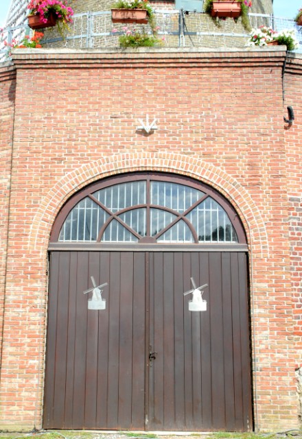 Belle porte du soubassement du moulin