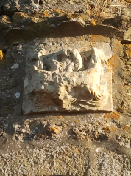 Sculpture au dessus d'une des 2 portes