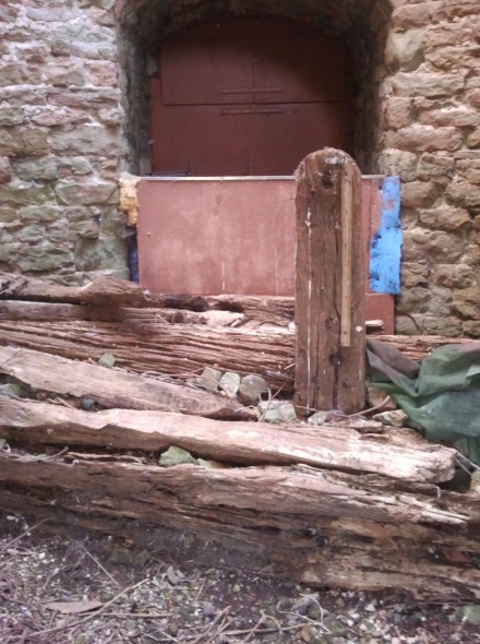 Morceaux de poutres amass�es au sol � l'int�rieur de la tour