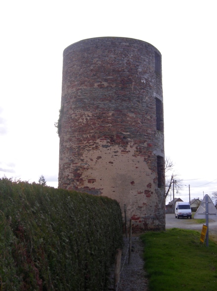 Moulin situ dans le bourg de Thhillac