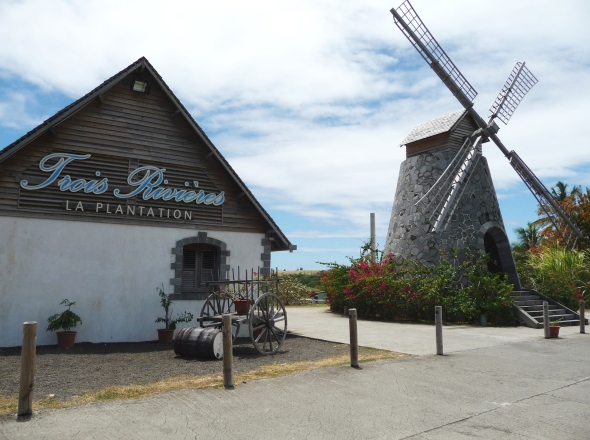 L'ensemble, maison de la rhumerie et moulin  vent