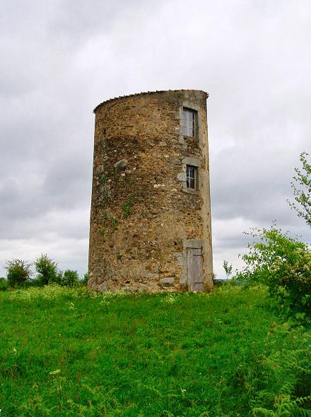 Tour d'un ancien moulin à Vernoux en Gâtine