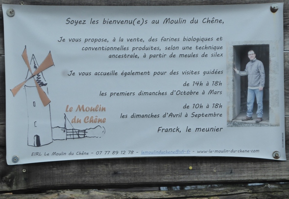 Panneau d'information à l'entrée du moulin
