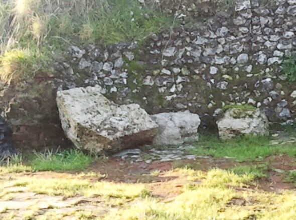 Meule cass�e du moulin retrouv�e sur le lieu