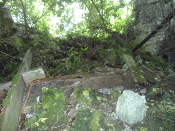 Quelques fragments de poutres au sol dans la tour